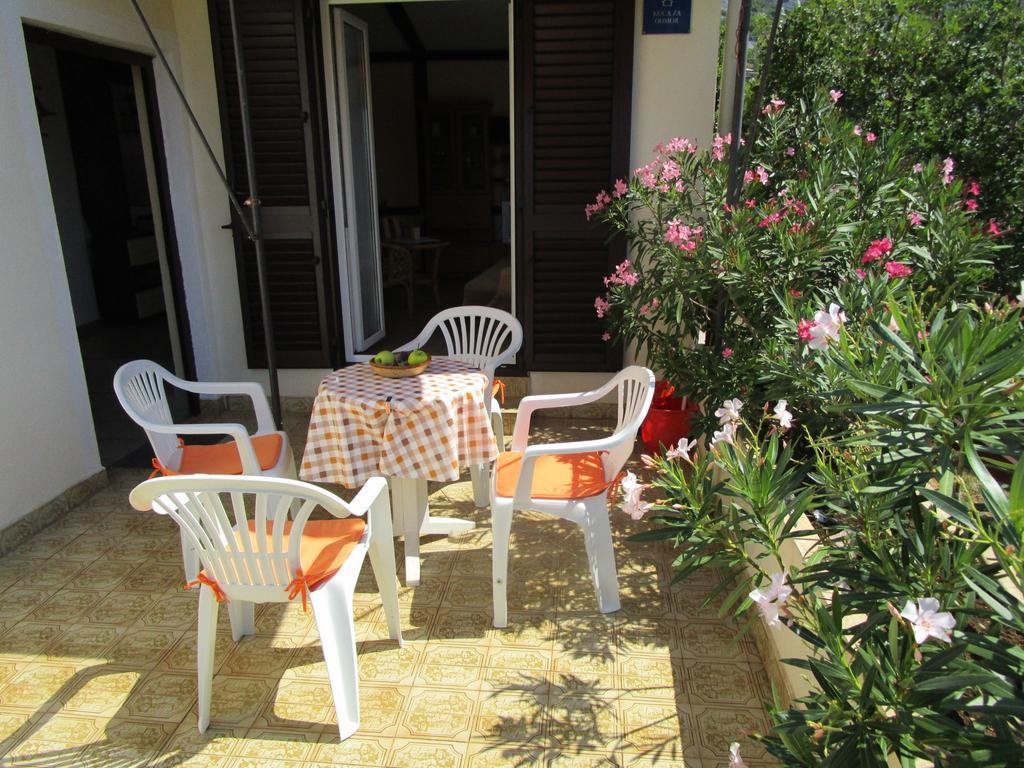 Beachfront House Nada - Happy Rentals Karlobag Rom bilde
