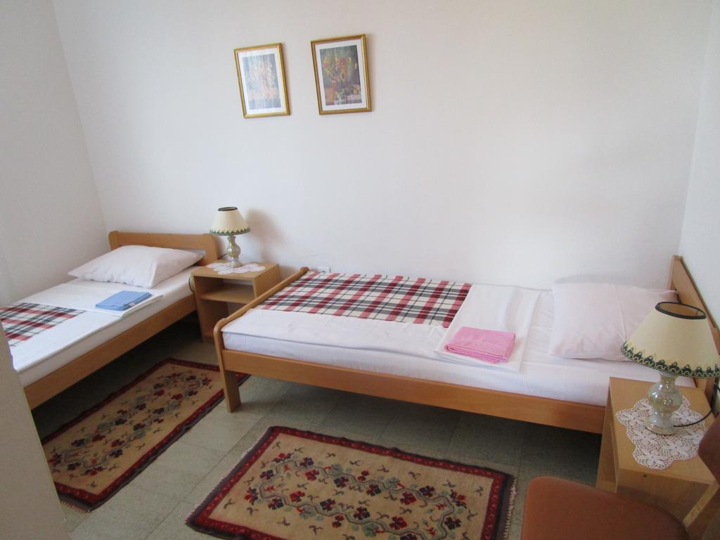 Beachfront House Nada - Happy Rentals Karlobag Rom bilde